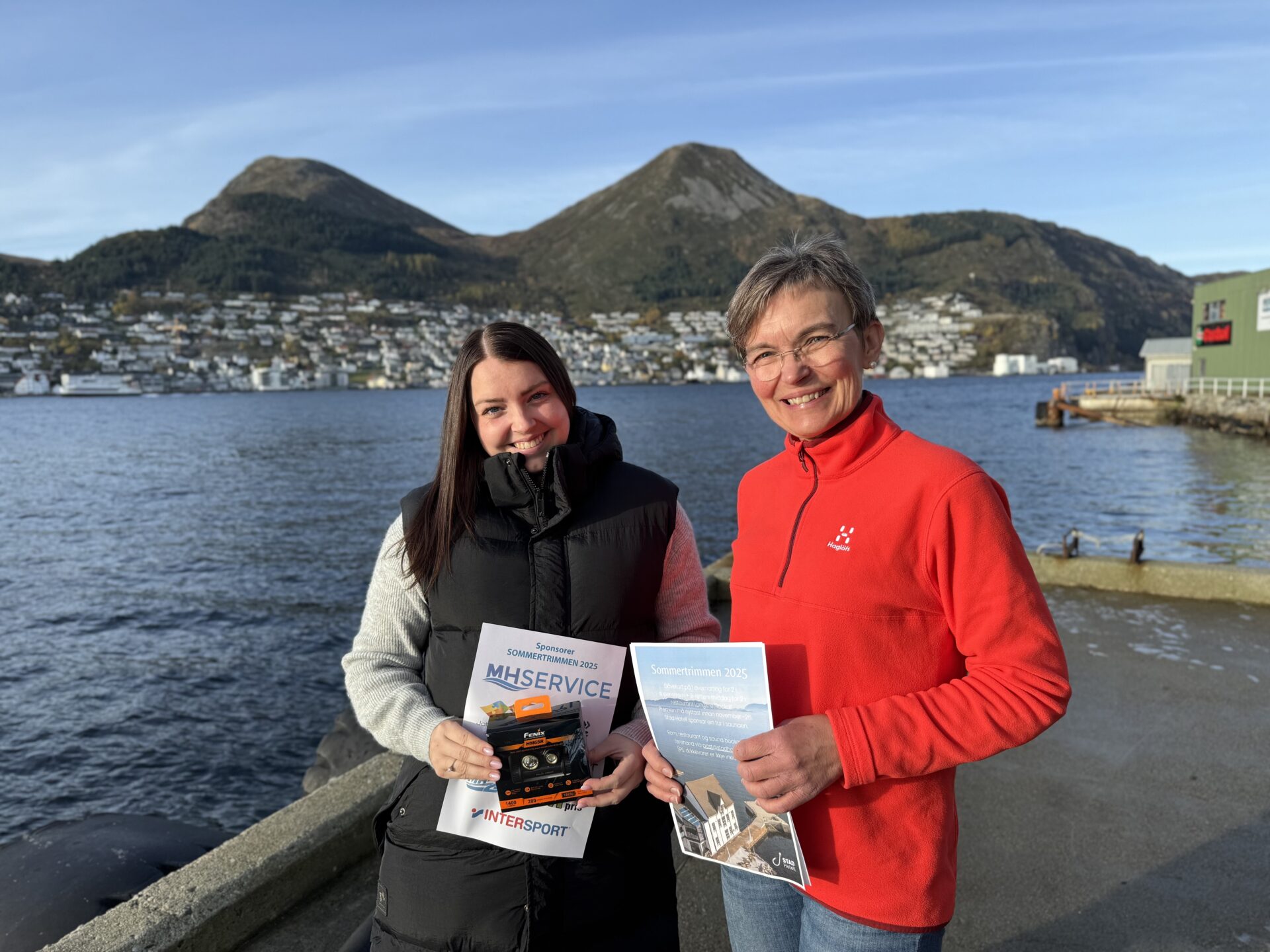 Bilde av Ann Helen Aase (til høyre) som vant hovedpremie (tilfeldig trekning blant alle som hadde 200 poeng eller mer) og Tone Refvik (til venstre) som vant hodelykt (Tilfeldige premier blant de med over 200).